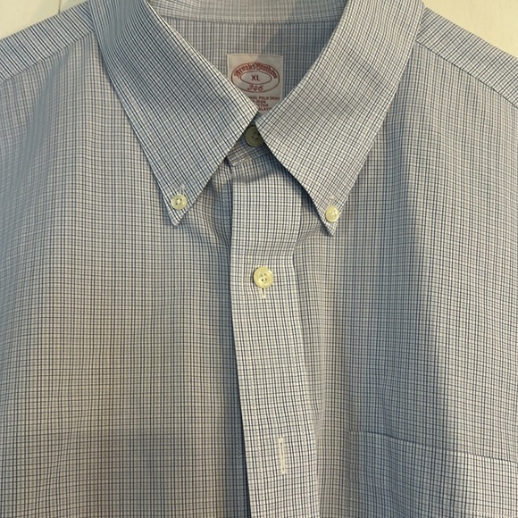EUC Men’s Brooks Brothers Non-Iron Short Sleeve Shirt - Size XL - Picture 2 of 2